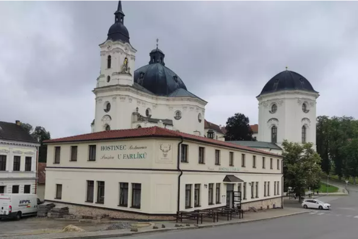 Hostinec u Farlíků a křtinský kostel